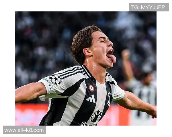 伊尔迪兹赛后与大卫路易斯合影留念称赞传奇球员的精彩表现