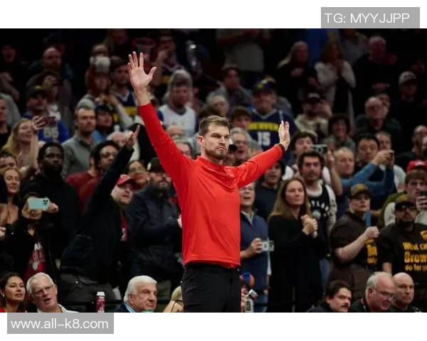 杨瀚森与阿夫迪亚场边亲密互动引发球迷热议